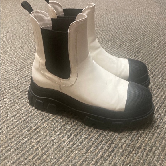 Stylish Women's Black and White Boots 9 - Picture 2 of 7